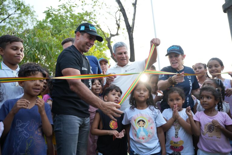 Alcalde Alejandro Char sostiene lazo de inauguración del nuevo parque Las Nieves rodeado de niños, niñas y ciudadanía en general.