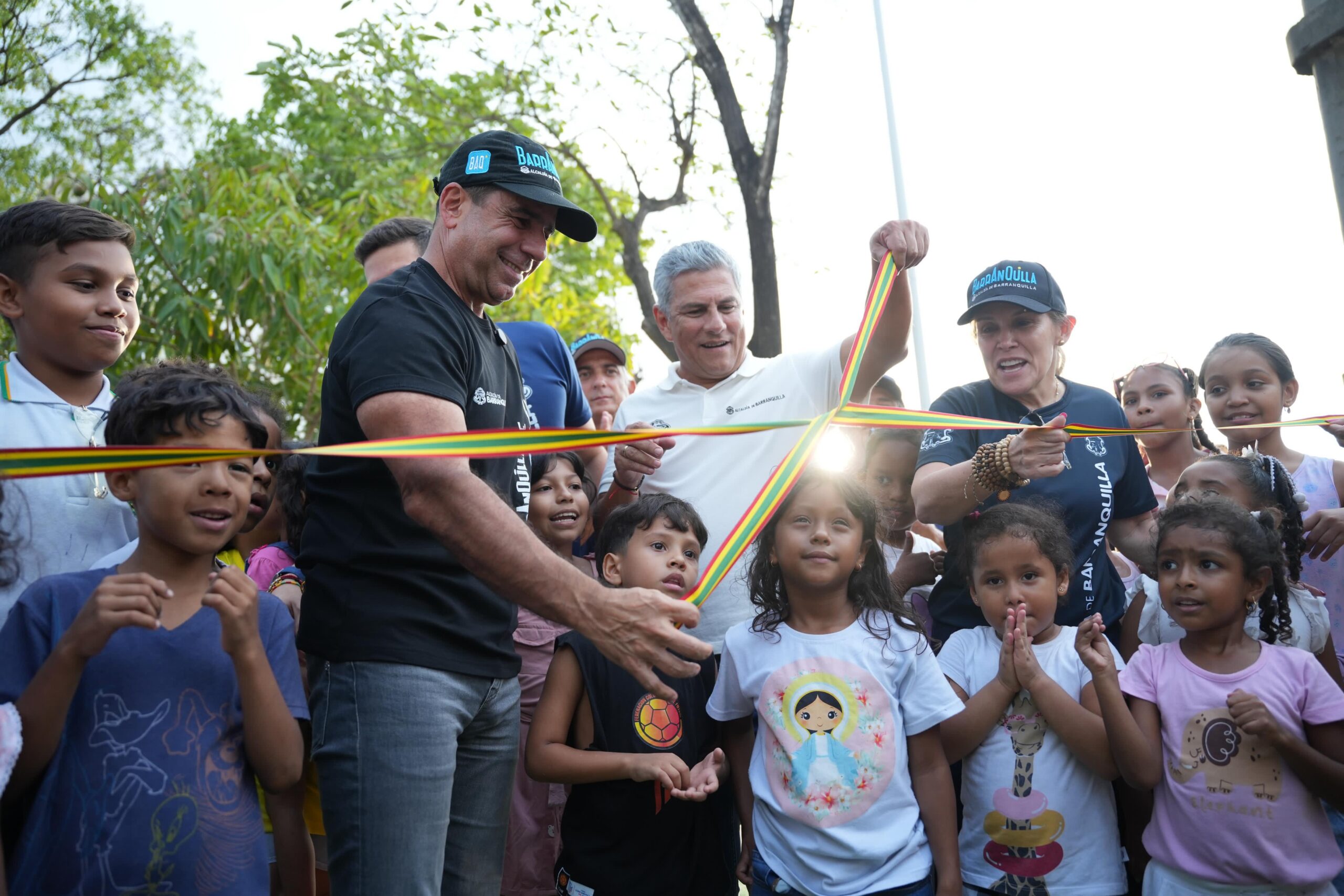 Alcalde Alejandro Char sostiene lazo de inauguración del nuevo parque Las Nieves rodeado de niños, niñas y ciudadanía en general.