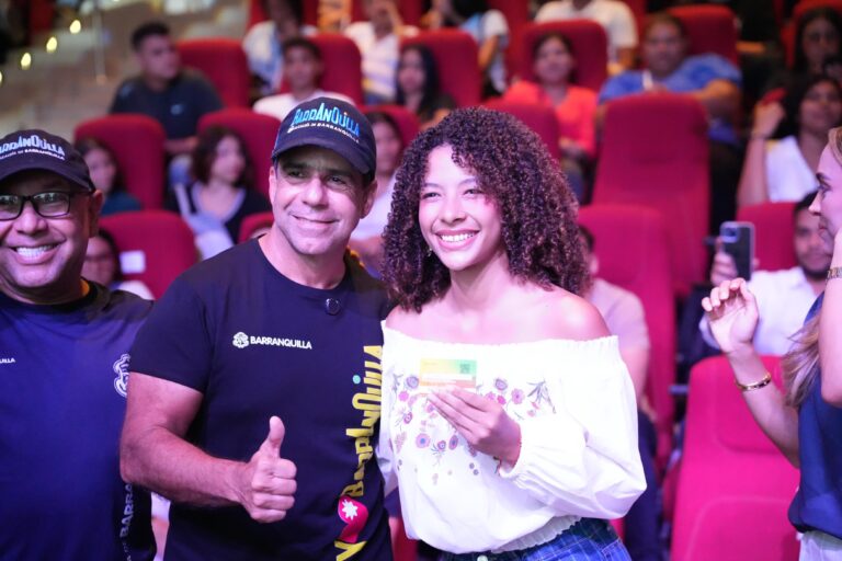 Alcalde Char posa junto a estudiante en entrega de tarjeta como parte del Estímulo Social de Transporte para Estudiantes.
