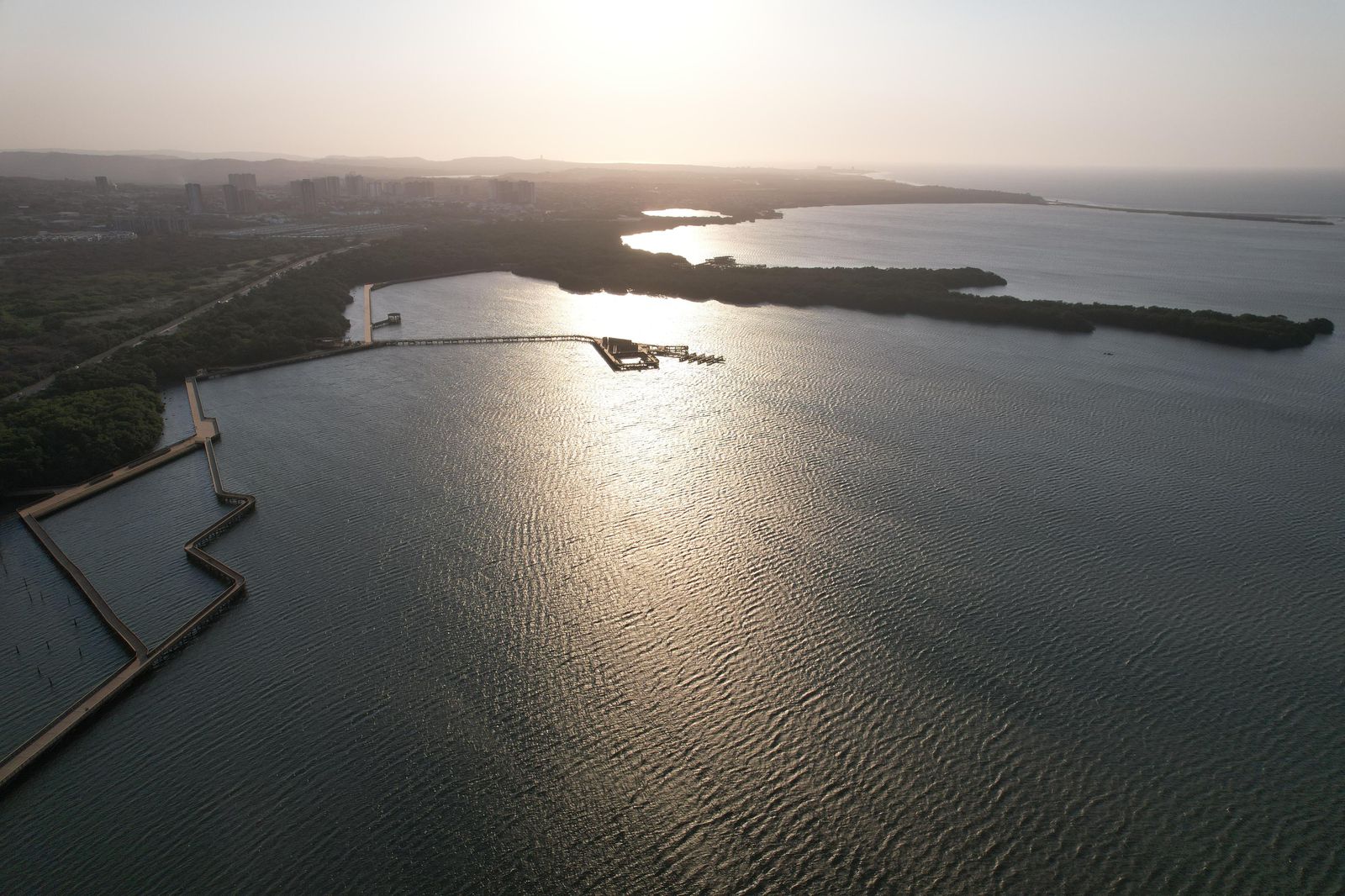 Vista aérea del Ecoparque Ciénaga de Mallorquín en Barranquilla, al atardecer.