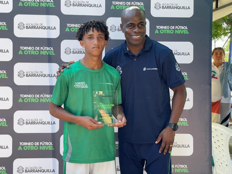 Joven futbolista recibe premio en el Torneo de Fútbol A Otro Nivel, organizado por la Alcaldía de Barranquilla.