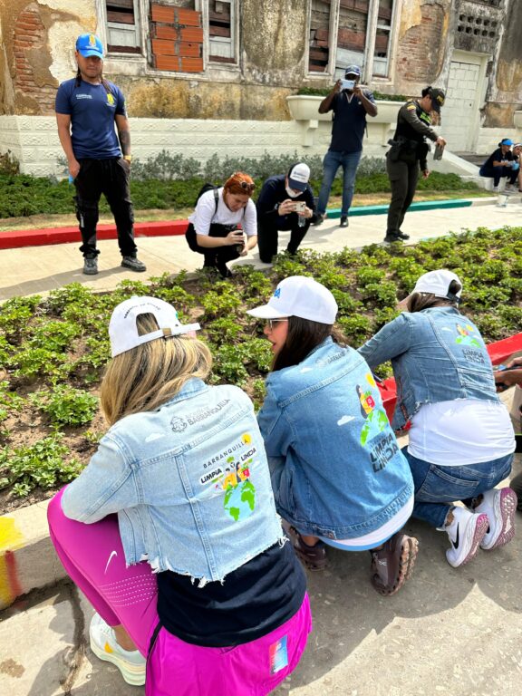 Voluntarios de la campaña "Tu Cuadra Limpia y Linda" de la Alcaldía de Barranquilla pintan andenes y embellecen espacios públicos.