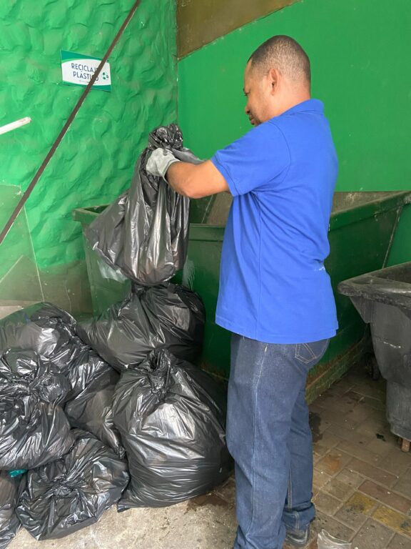 Operario de servicios generales recolecta los residuos no aprovechables en bolsas negras