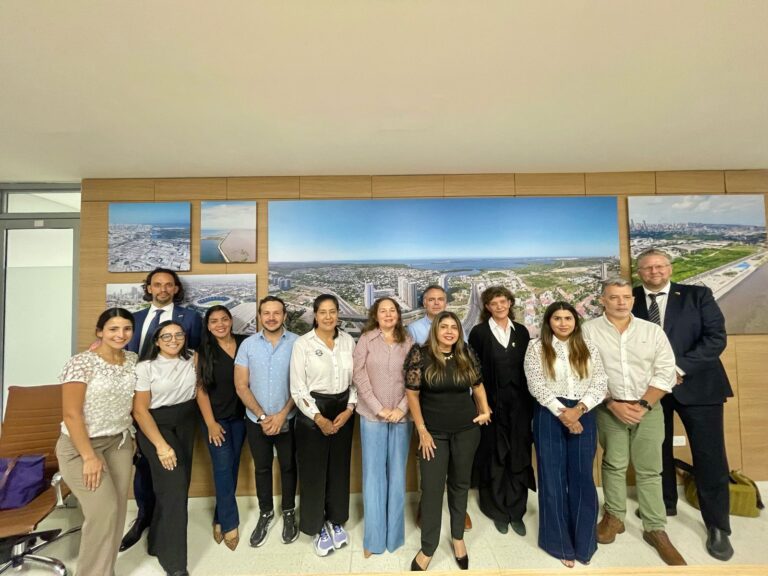 Ana María Badel junto a representantes de Business Sweden, la Embajada de Suecia, Trafikverket, Scania, Pilotfish y otros delegados.