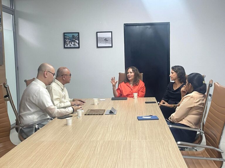 Ana María Badel participando en reunión en el marco de un evento diplomático.