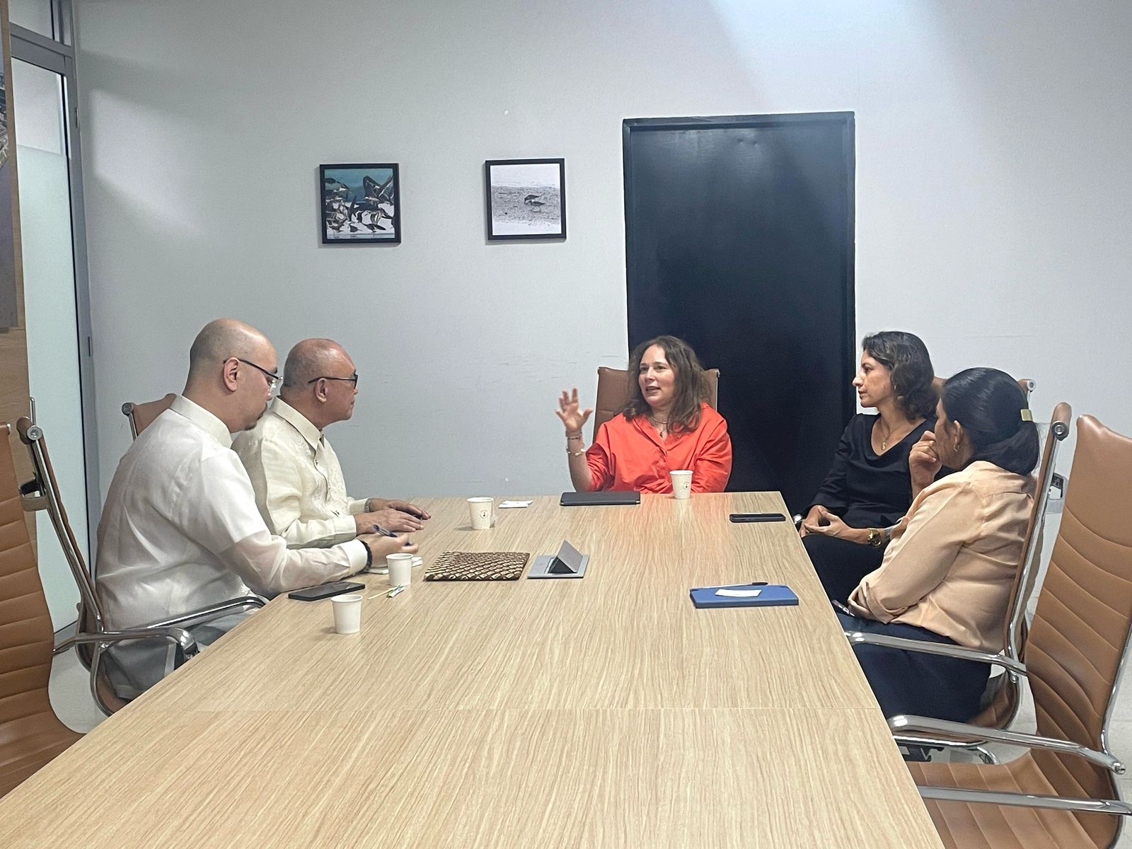 Ana María Badel participando en reunión en el marco de un evento diplomático.