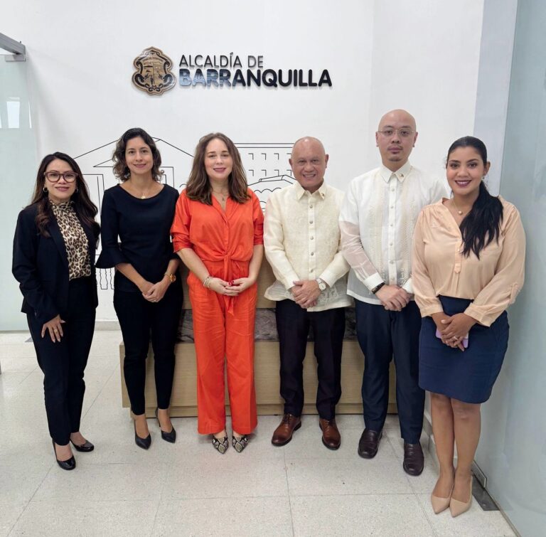 Fotografía de Ana María Badel con miembros durante un encuentro diplomático.
