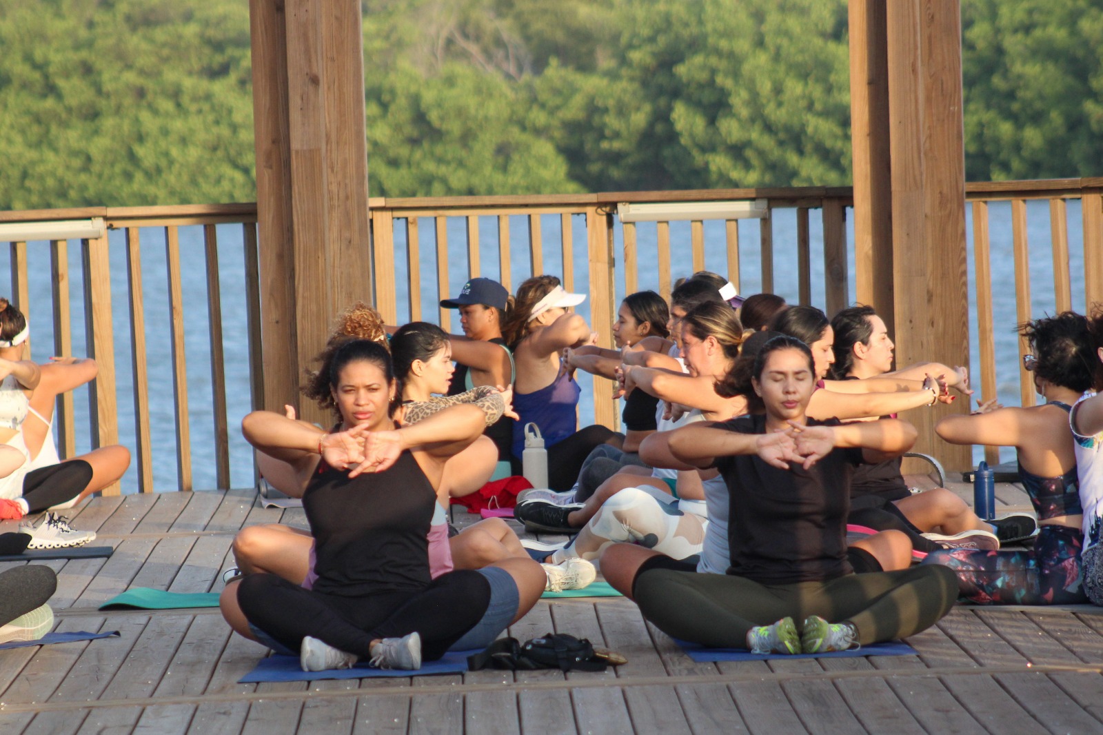 Personas haciendo yoga en el ecoparque Ciénaga de Mallorquín
