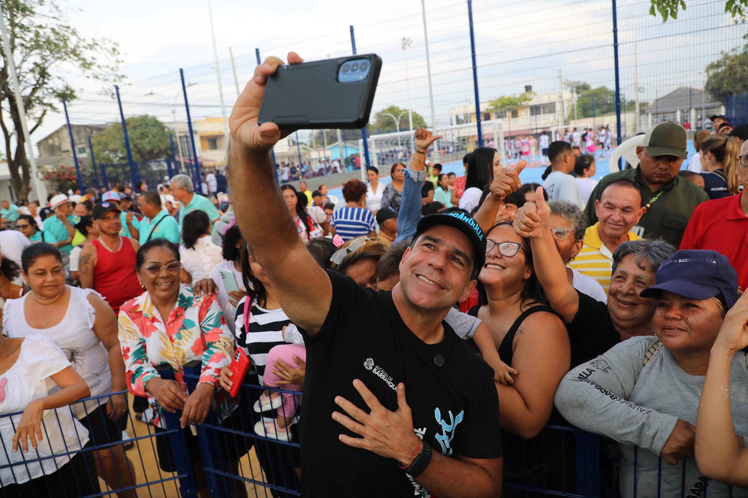 Alcalde se toma una selfie con la comunidad