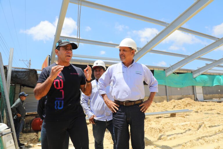 Alcalde Char visitando obras en El Playón
