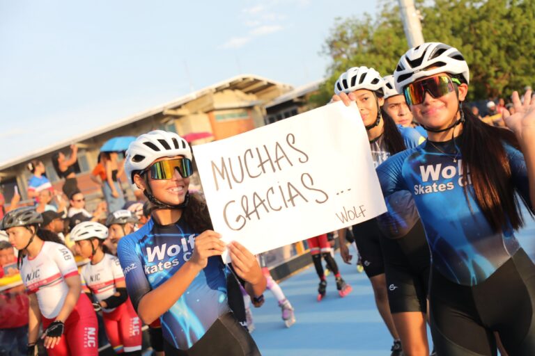 Niños patinadores en nueva pista de patinaje La Magdalena portando cartelera que dice Muchas Gracias