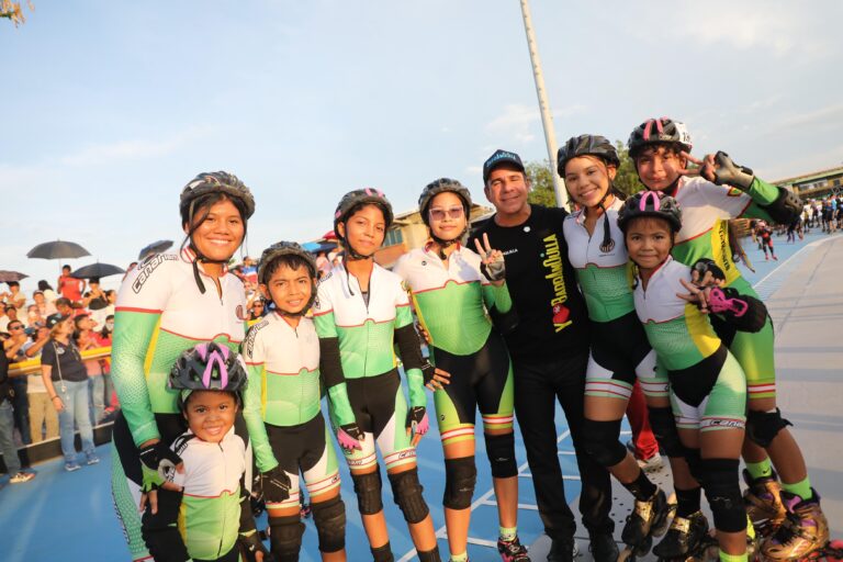 Alcalde junto a grupo de niños patinadores en la nueva pista de patinaje en La Magdalena
