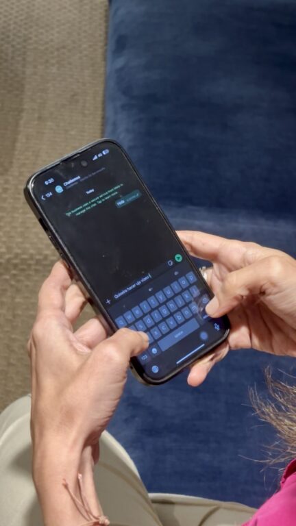 Ana María Aljure escribiendo en el WhatsApp de Chatlemos en su celular.