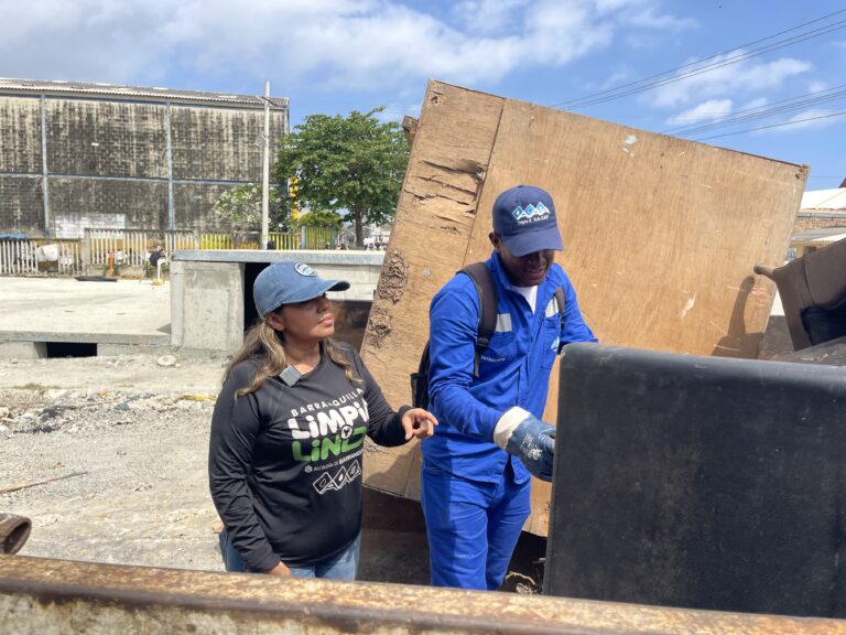 Jefe de la Oficina de Servicios Públicos, Dina Luz Pardo junto a funcionario de Triple A en jornada de limpieza Malecón de Rebolo.