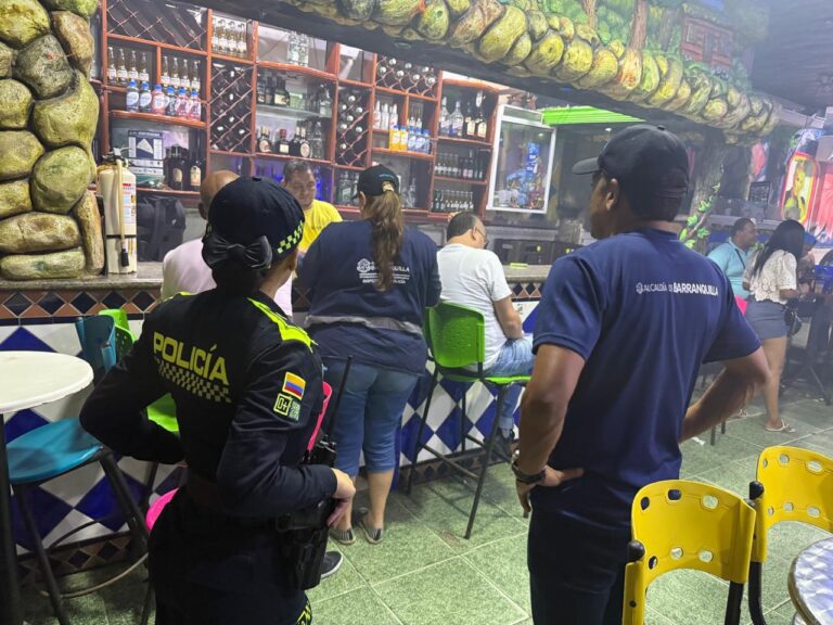 Policía y funcionarios de Alcaldía en operativos de control a establecimientos comerciales