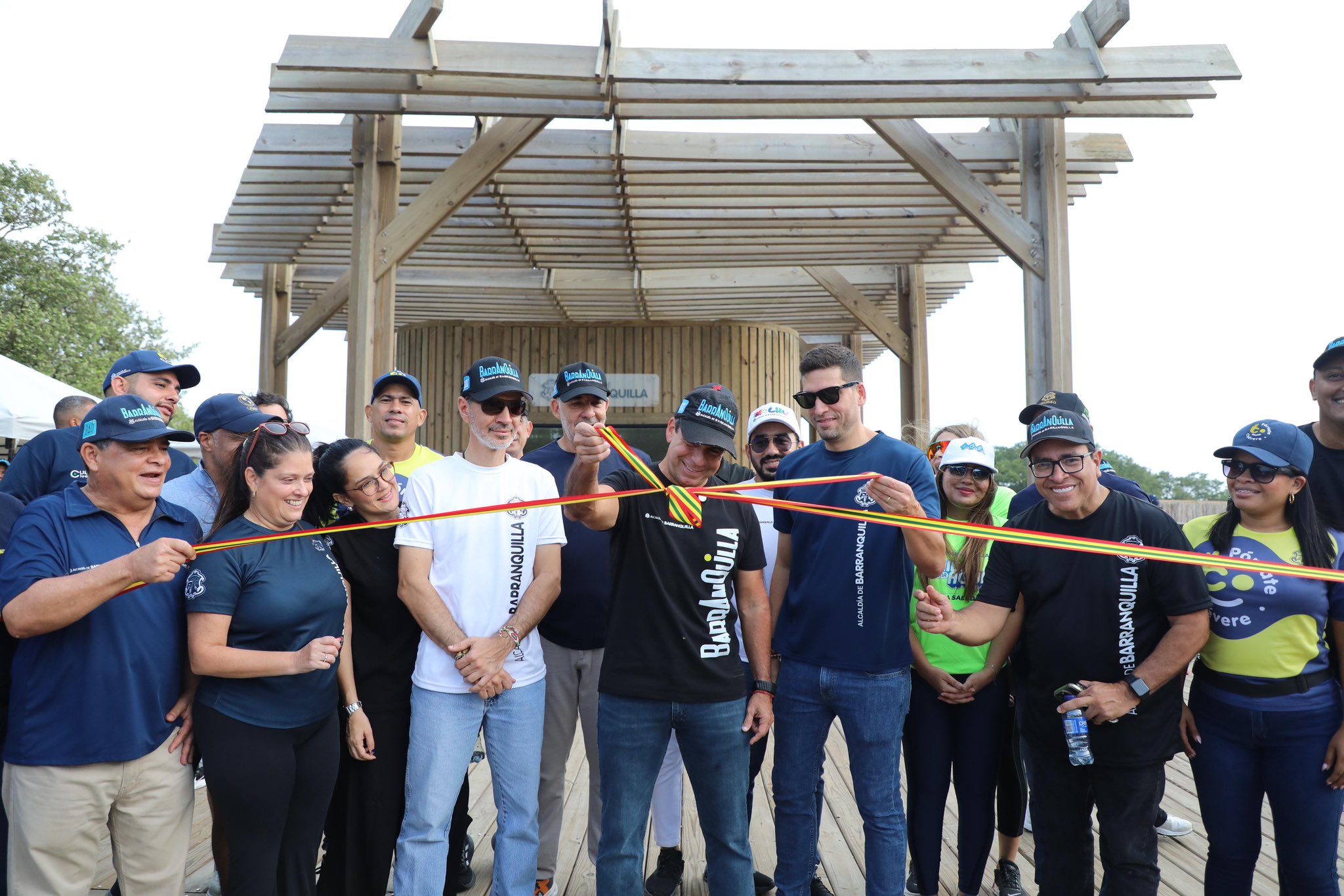 El alcalde Alejandro Char, junto a funcionarios en la inauguración de la segunda etapa del Ecoparque Ciénaga de Mallorquín.