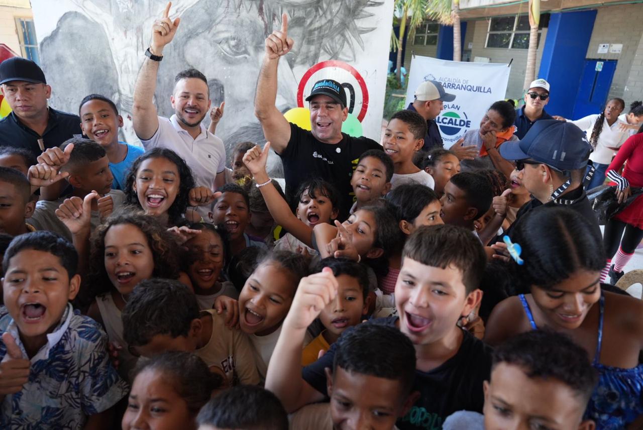 El alcalde Char comparte con alegría con niños en comedor comunitario Las Malvinas.
