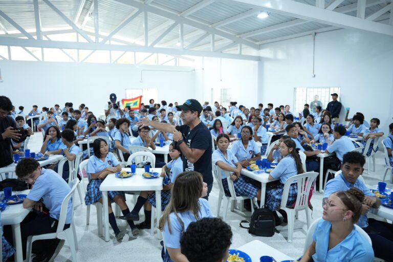 Alcalde se dirige a estudiantes de la IE Ciudadela Estudiantil, en el nuevo comedor escolar