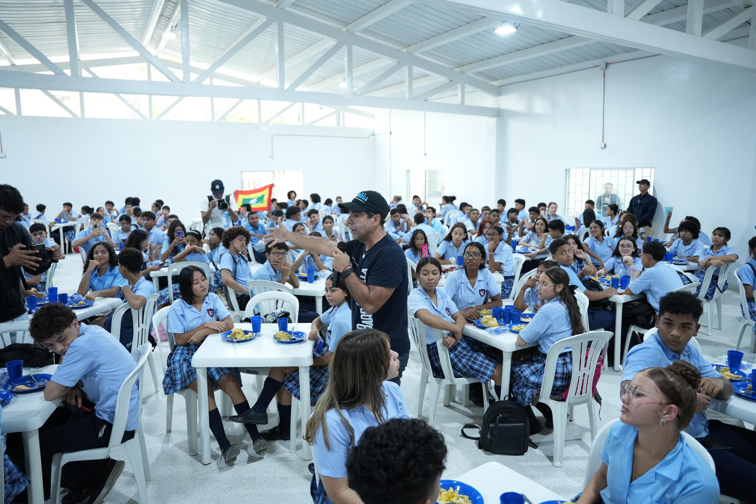 Alcalde se dirige a estudiantes de la IE Ciudadela Estudiantil, en el nuevo comedor escolar