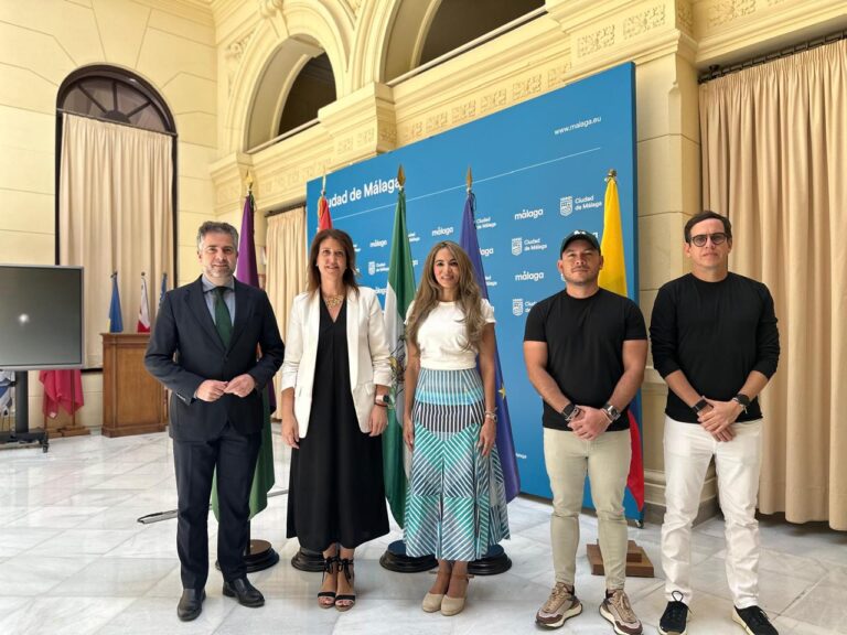 Ana María Aljure, Nelson Patrón, Ángelo Cianci, Carlos Ariza y Montse Blanco posan juntos en un salón institucional durante su visita oficial a Málaga, España.