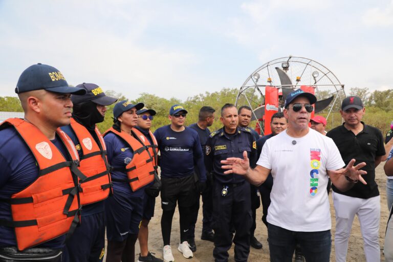 El alcalde Alejandro Char entrega un aerodeslizador en las playas de Puerto Mocho, acompañado por miembros del Cuerpo de Bomberos de Barranquilla.