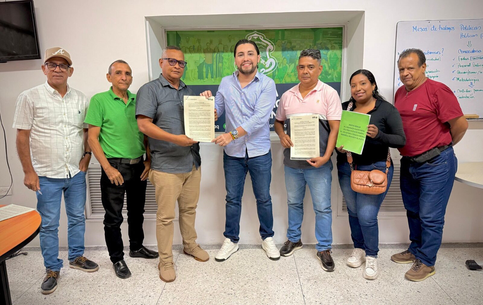 Andrés Rengifo Lemus, en compañía de miembros de la Junta de Acción Comunal (JAC) de la Unidad de Actuación Urbanística No. 1 del Plan Parcial Cordialidad, durante la entrega oficial del documento de conformación de la junta.
