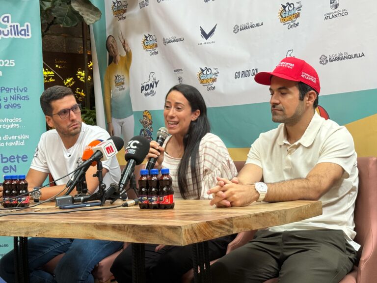 Mariana Pajón habla en rueda de prensa junto a Daniel Trujillo e Iván Urquijo.