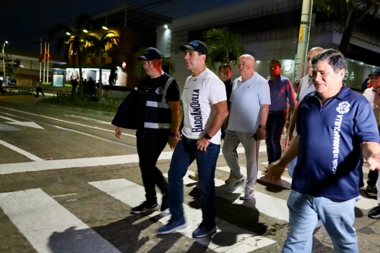 Alcalde Char caminando junto a Rafael Lafont y ciudadanos sobre la reciente habilitación del tramo calle 79 entre carreras 46 y 50.