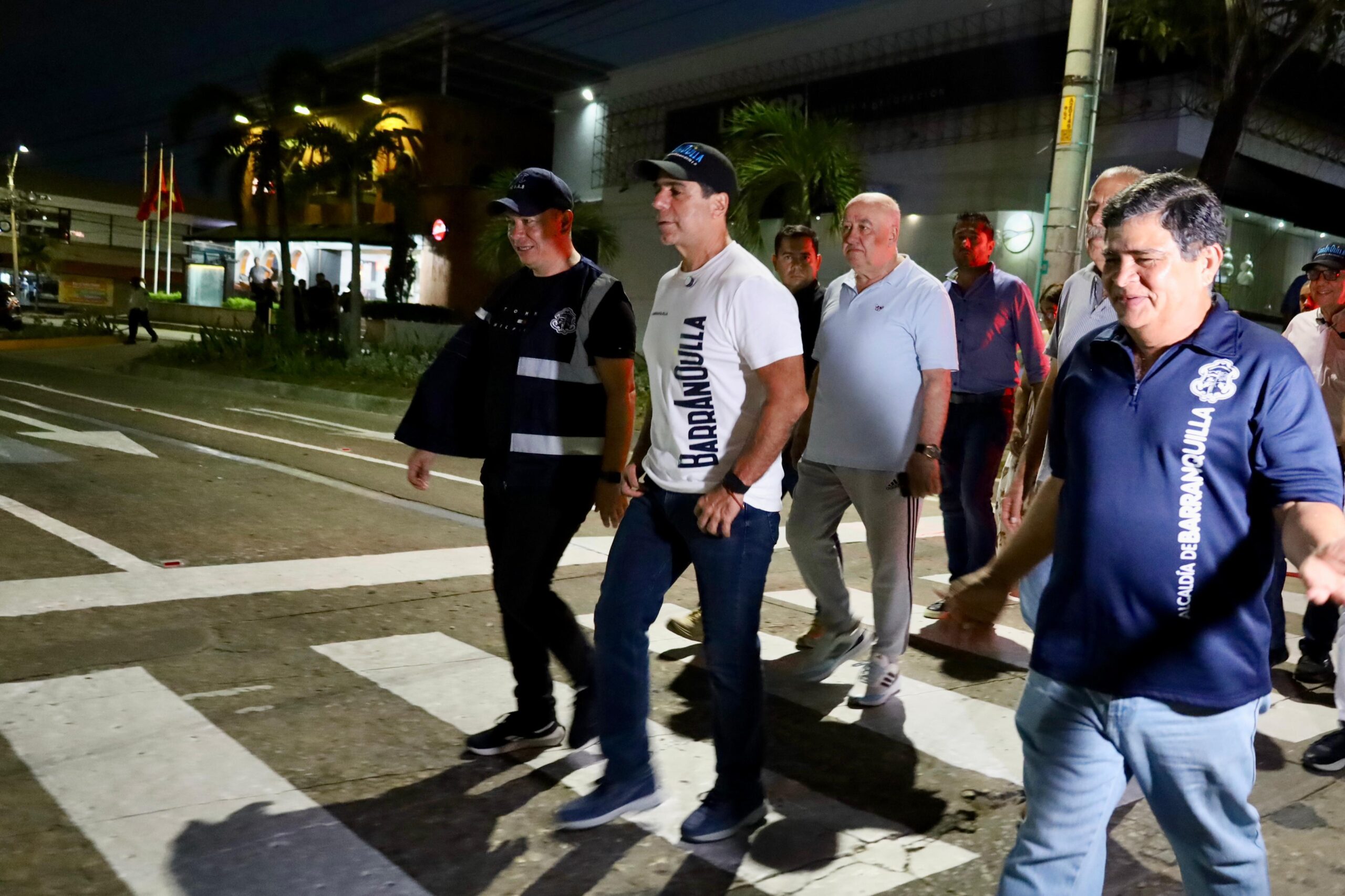 Alcalde Char caminando junto a Rafael Lafont y ciudadanos sobre la reciente habilitación del tramo calle 79 entre carreras 46 y 50.
