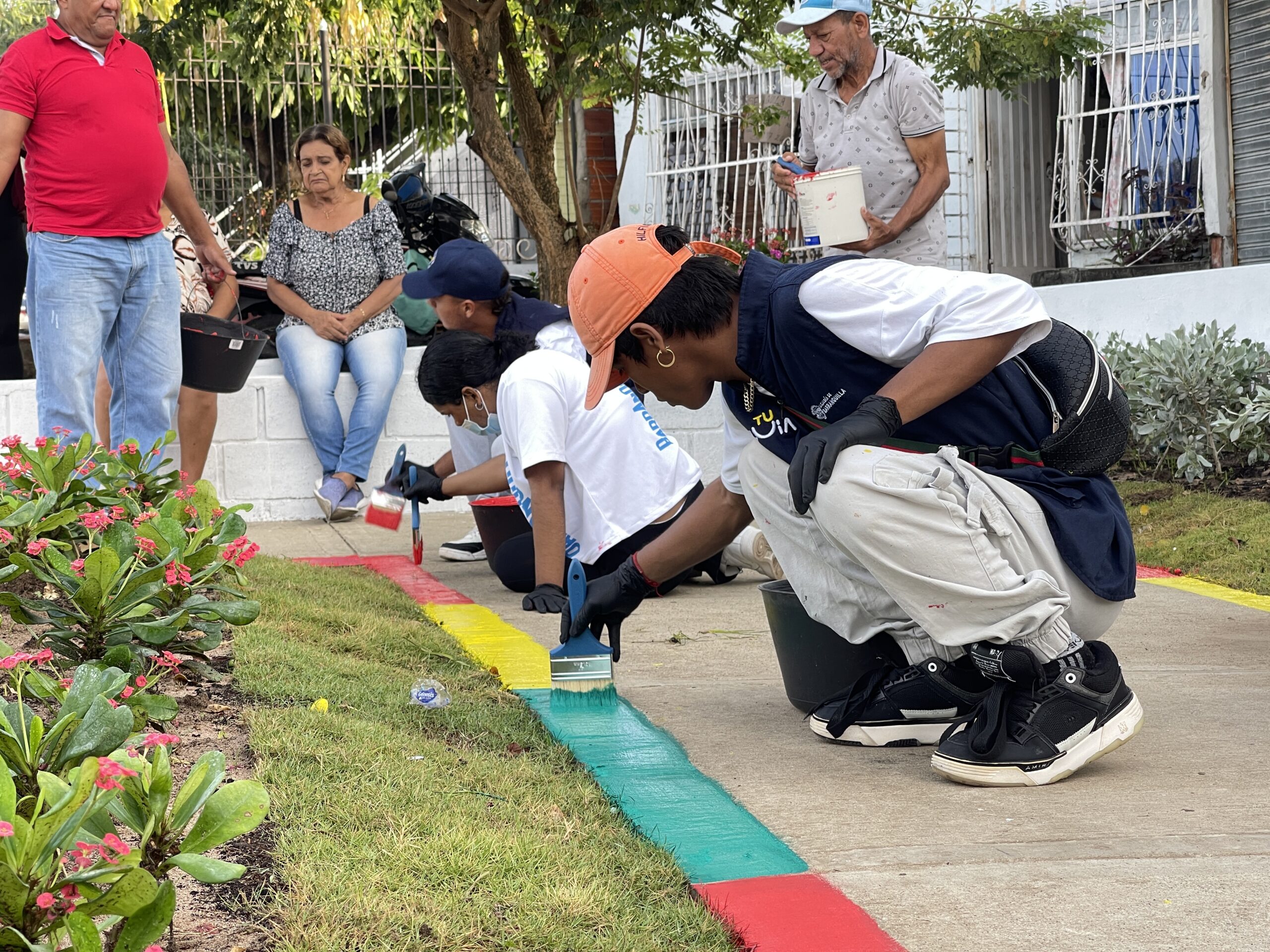 Comunidad y funcionarios pintan las aceras