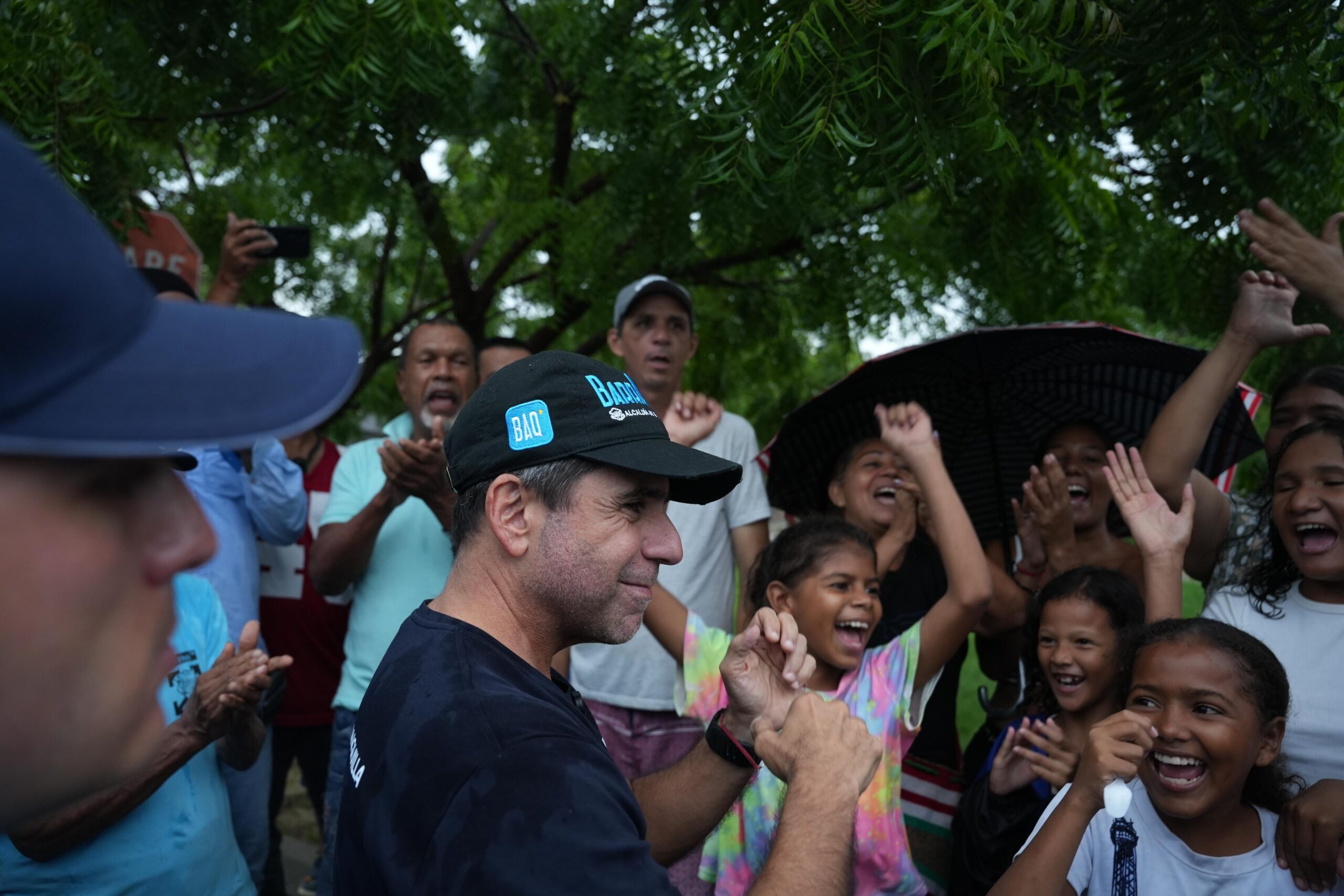 alcalde Char, acompañado de varias personas y niños, visita las obras del parque 7 de Abril.