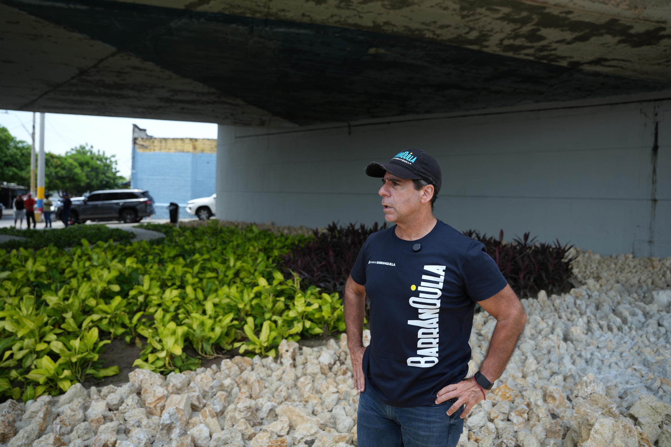 El alcalde de Barranquilla, Alejandro Char, de pie bajo puente en la Avenida Cordialidad, observa el entorno tras intervención.