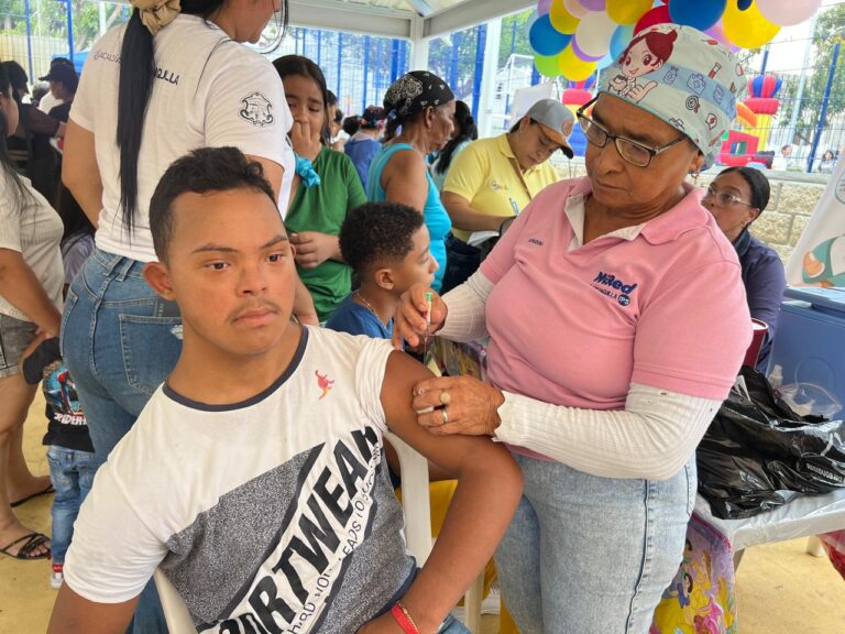 Joven recibiendo vacuna en jornada de vacunación