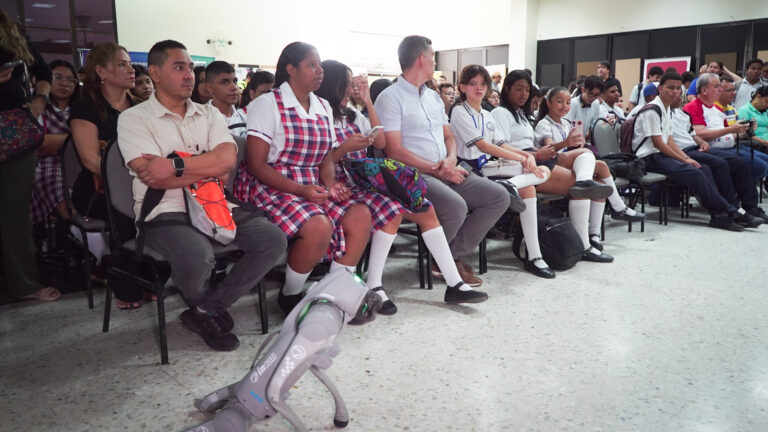 Estudiantes e invitados al evento BaqStem de tecnología