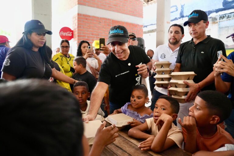 Alcalde Char entregando desayunos en inauguración de comedor comunitario.
