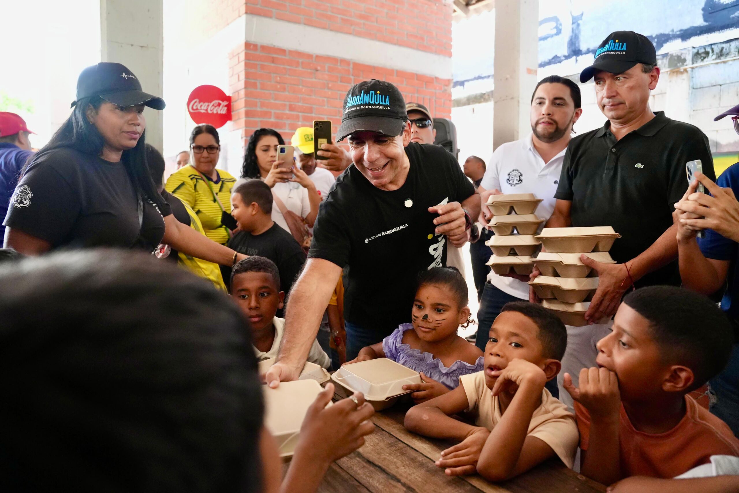 Alcalde Char entregando desayunos en inauguración de comedor comunitario.
