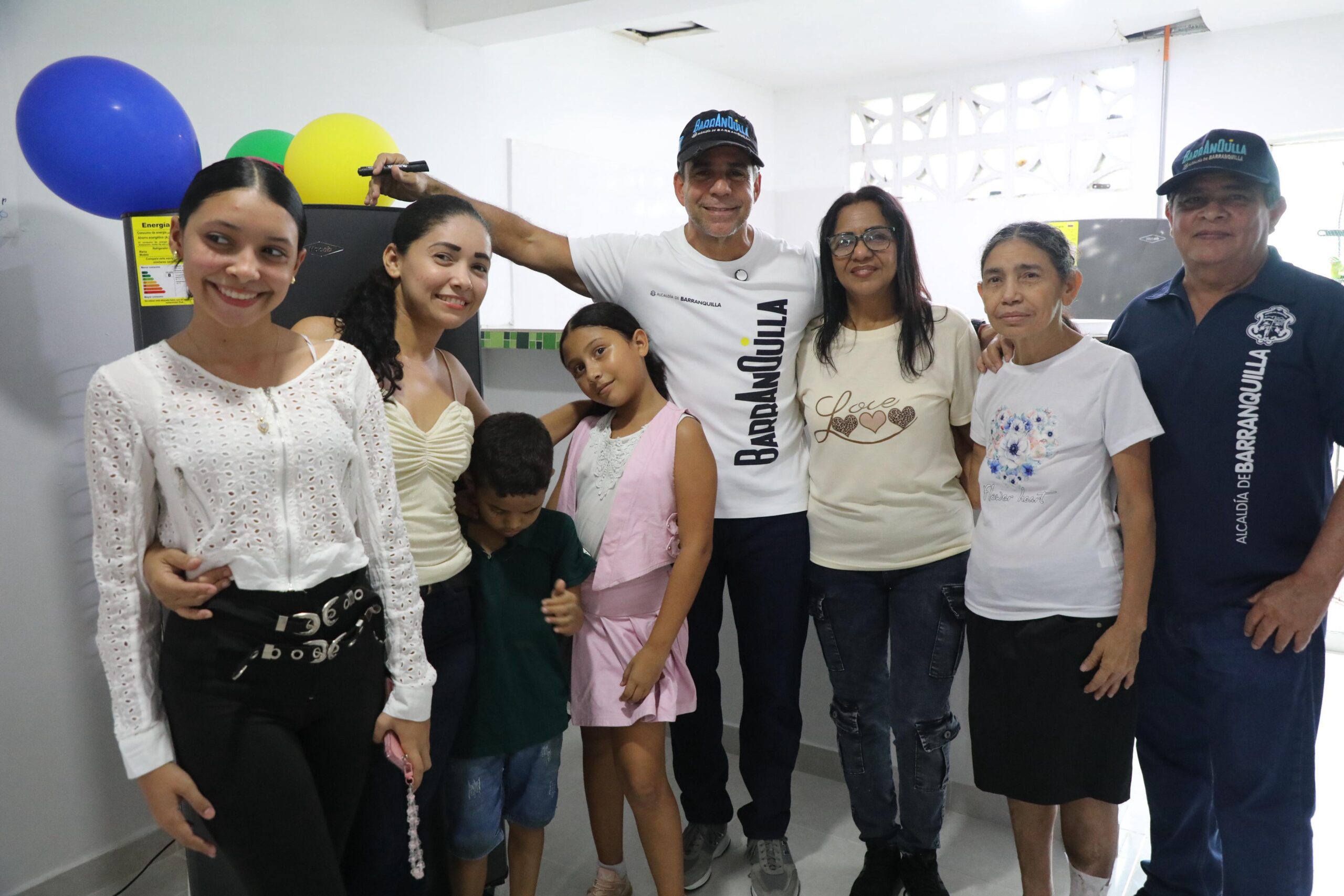 Alcalde Char, Rafael Lafont abrazados junto a beneficiarios del programa de Mejoramiento de Vivienda.