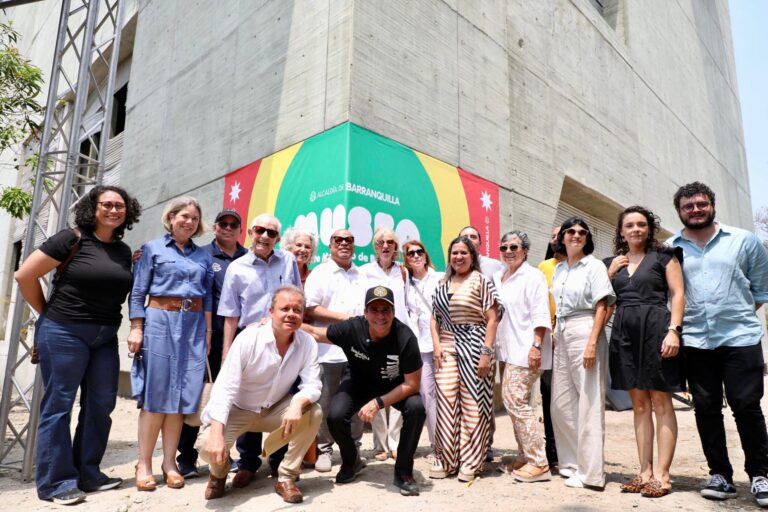 Alcalde Char, Juan Carlos Ospino, posan con personas frente a las obras del Museo Moderno de Barranquilla.