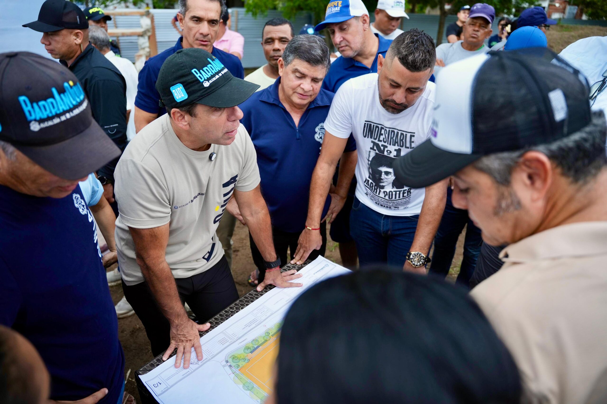 Alcalde con comunidad en Juan MIna mirando los planos de obras para el sector