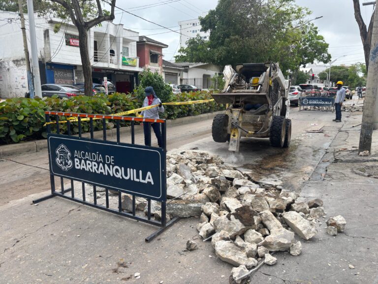 Una cuadrilla de trabajadores realiza labores de reparación vial en calle de Barranquilla.