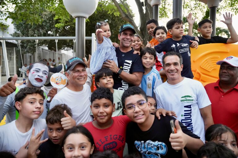 Alcalde Char abrazando a niños y vecinos en la inauguración del nuevo parque El Campito.