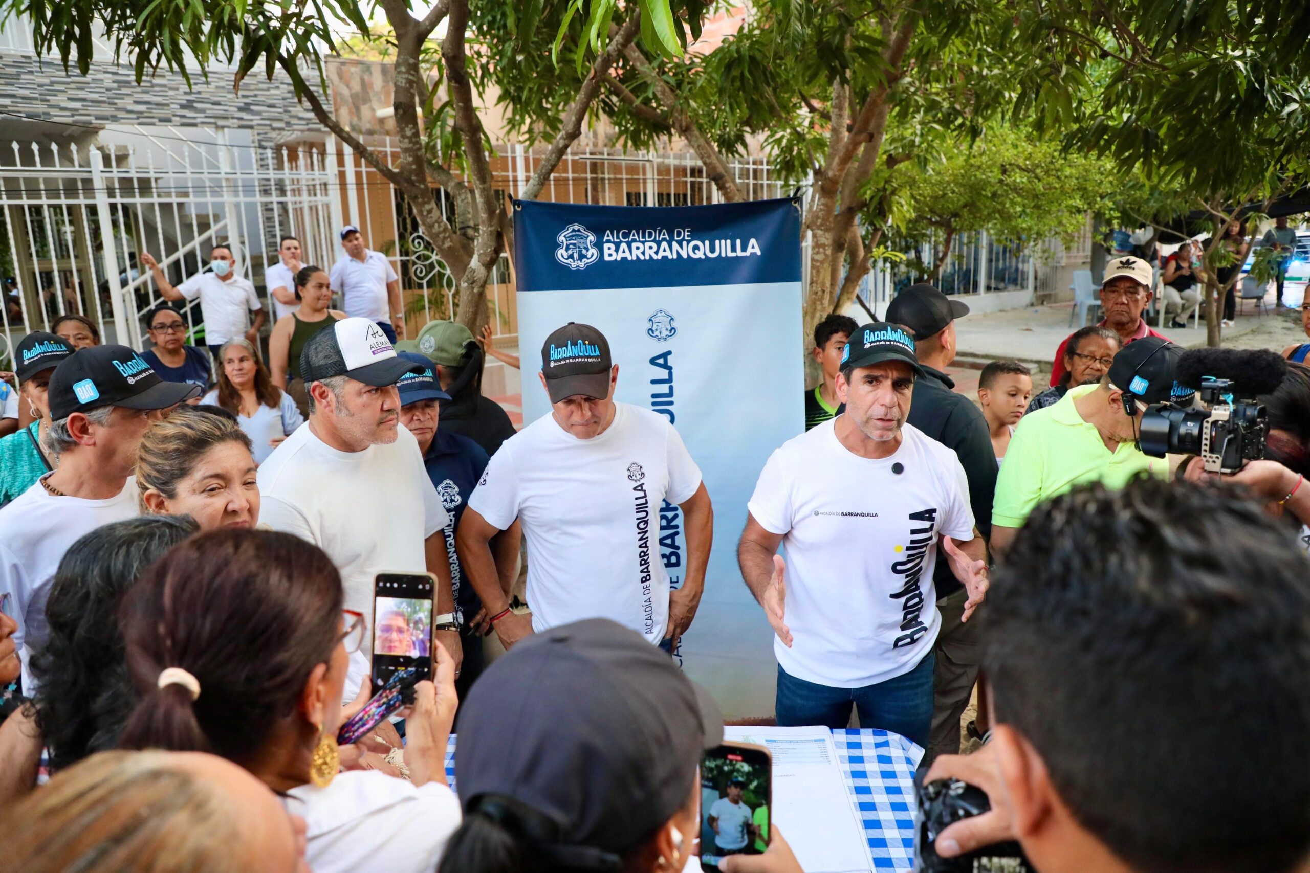 Alcalde Char hablando con la ciudadanía en inicio de obras de parque en ciudadela 20 de Julio.