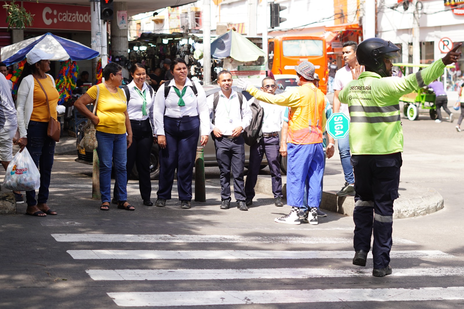 Peatones transitando por la zona segura en el paseo Bolívar