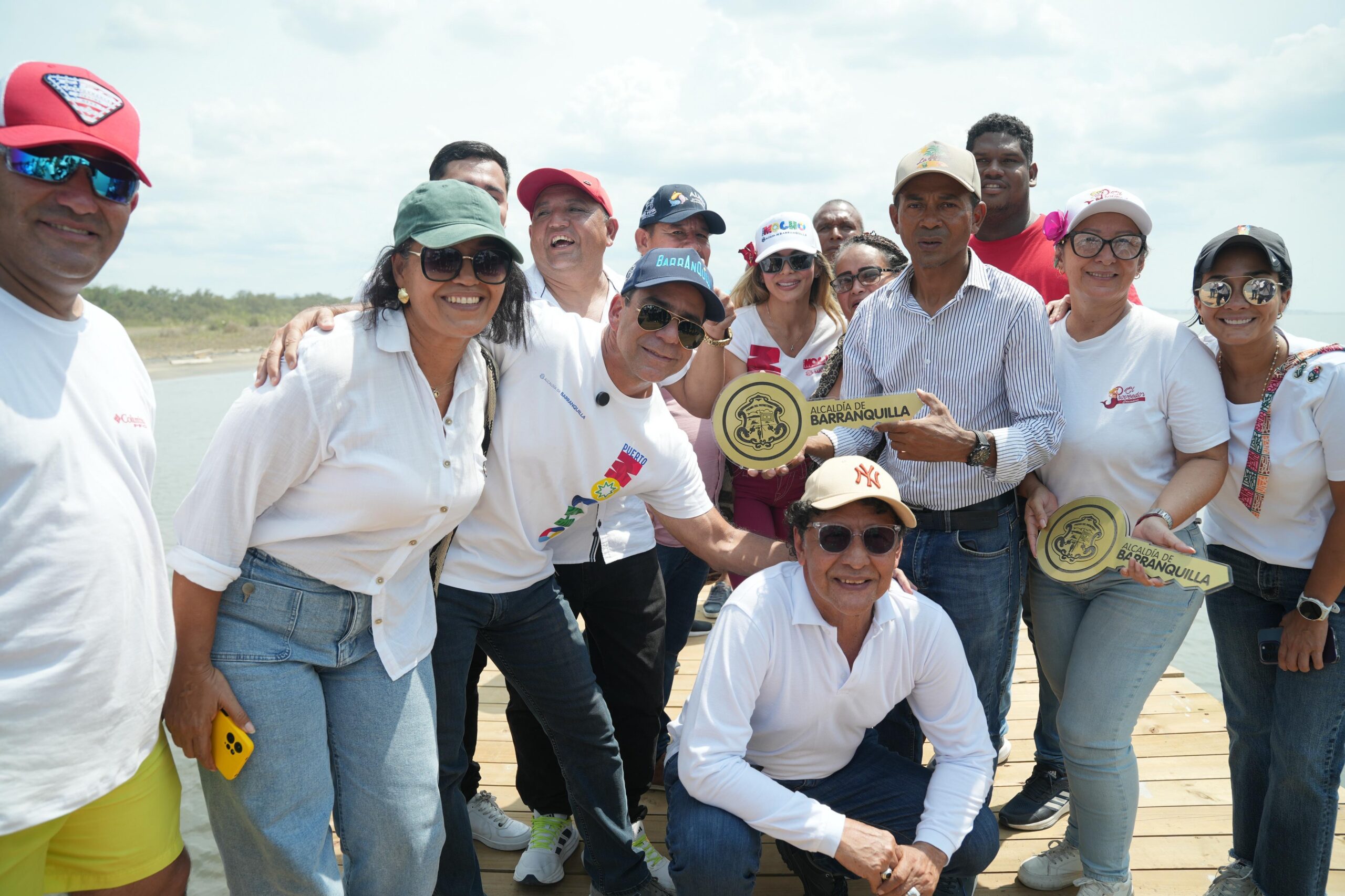 Alcalde Char junto a ciudadanos en la playa de Puerto Mocho.