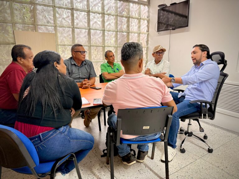 Andrés Rengifo Lemus, junto a los dignatarios de la Junta de Acción Comunal del barrio Caribe Verde, sentados durante una mesa de trabajo.