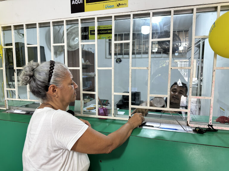 Tomasa Acosta beneficiaria del subsidio Adulto Mayor reclamando subsidio