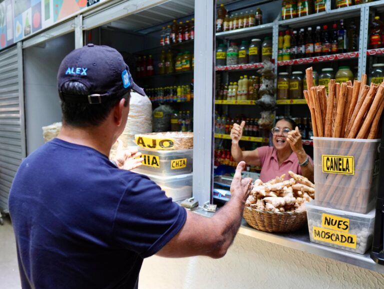 Alcalde Alejandro Char conversa con comerciante en mercado local de Barranquilla.
