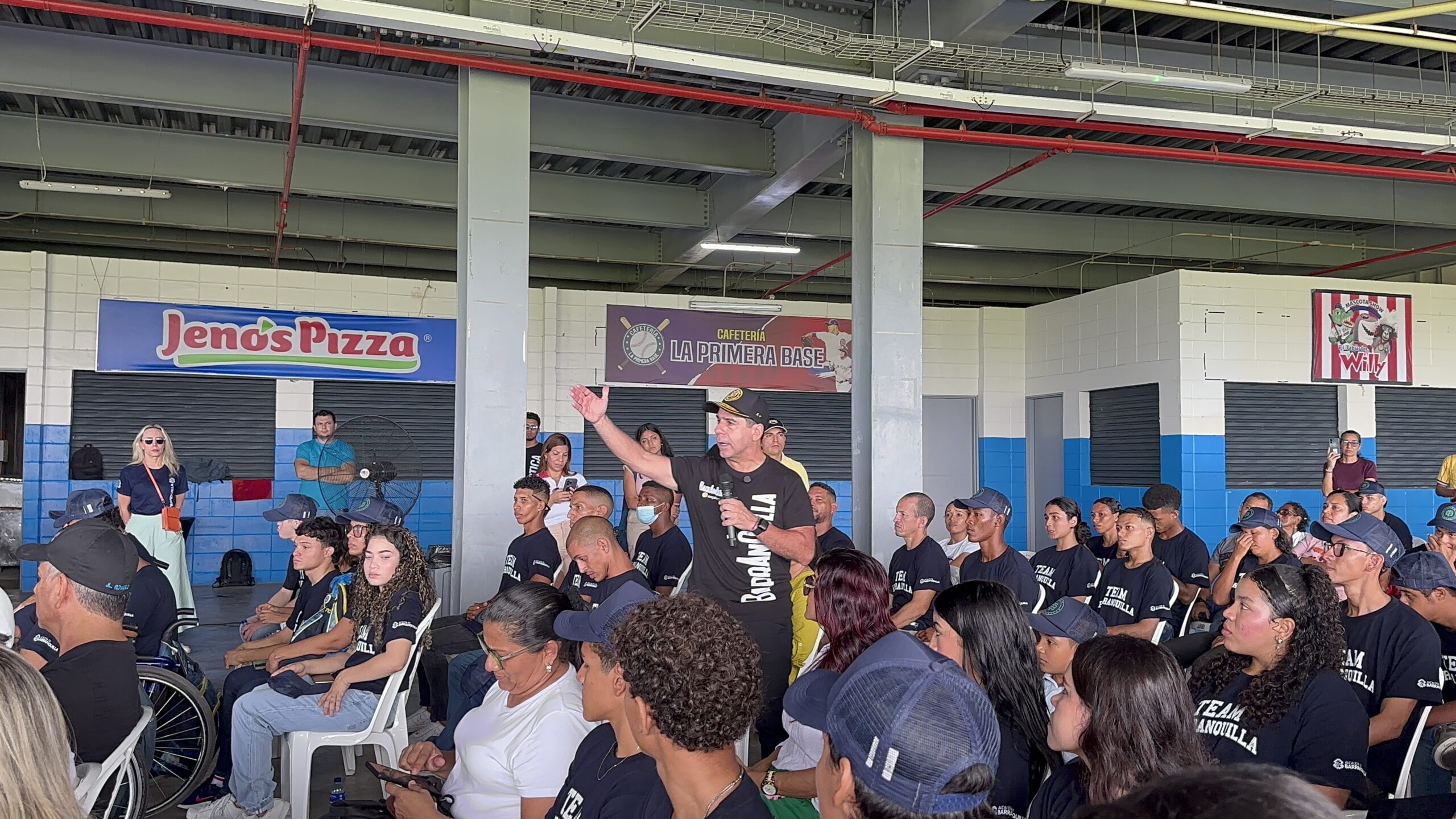 El alcalde Char habla ante jóvenes del Team Barranquilla en evento deportivo.