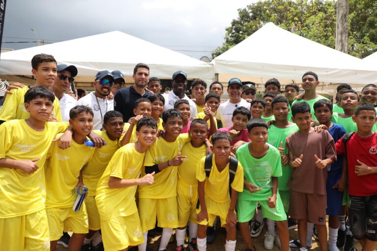 Alcalde Char junto a equipos de futbol del Torneo A Otro Nivel