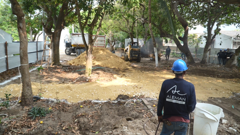 Obreros y maquinaria trabajando en obra de construcción de parque en urbanización La Playa.